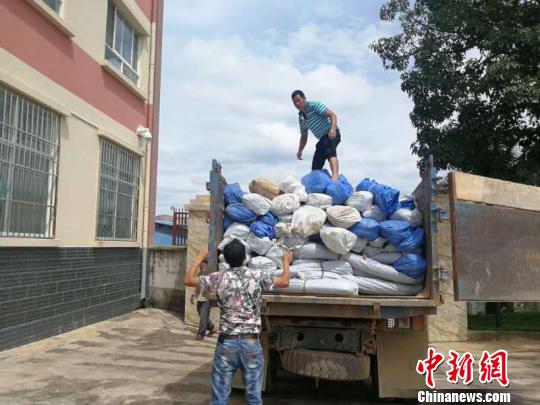 图为救灾物资装车运往震区。 墨江县委宣传部提供