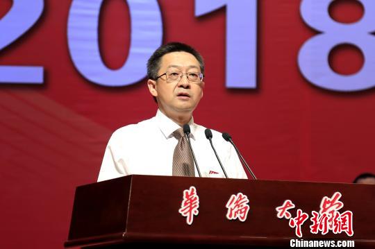 华侨大学校长徐西鹏在2018级新生开学典礼上致辞。　刘沛 摄