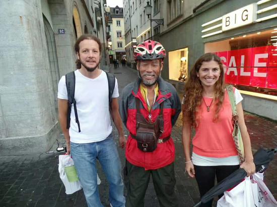 瑞士苏黎士市政厅门前的大街上，一对年轻夫妇帮他找到咖啡店充电