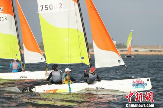 2018中国家庭帆船赛第二站22日在锦州滨海新区白沙湾海域开赛。主办方供图