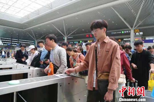 图为在郑州东站，旅客2秒钟即可通过检票闸机进站。　赵晶晶 摄