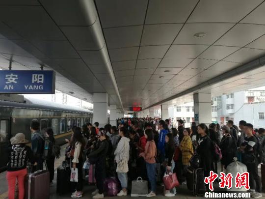 郑州铁路局国庆发送旅客519.5万人单日65万人创历史新高