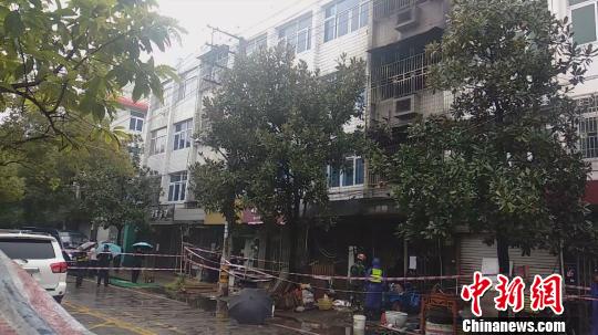 浙江温州龙湾一民房发生火灾致4人死亡