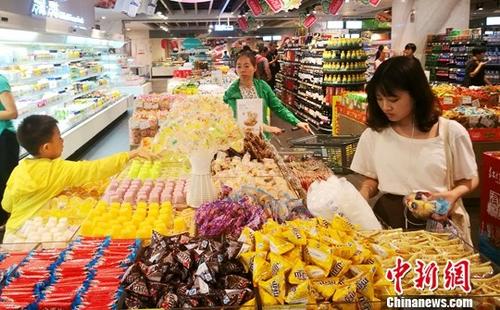 7月17日，中国国家统计局发布的数据显示，1至6月中国社会消费品零售总额172369亿元人民币，同比名义增长10.4%，增速比一季度加快0.4个百分点。图为成都某超市内正在选购糖果的民众。 <a target='_blank'  data-cke-saved-href='http://www.chinanews.com/' href='http://www.chinanews.com/'>中新社</a>记者 刘忠俊 摄