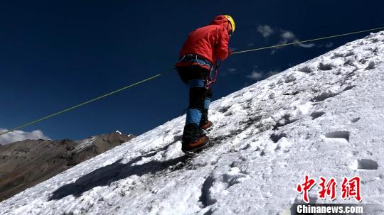西藏将于今年11月1日开启新一轮“冬游西藏”活动，攀登雪山受游客青睐。图为游客在西藏海拔6010米的洛堆峰体验登山。　贡桑拉姆 摄