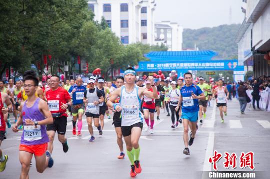 环大金湖世界华人山地马拉松赛福建泰宁开跑