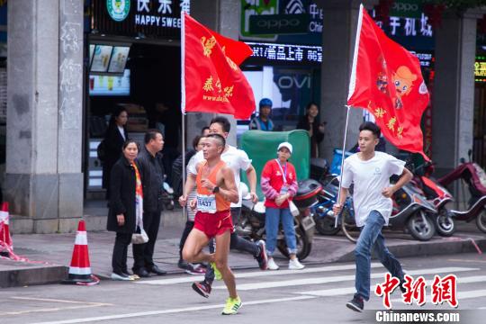 男子全程42.195公里冠军由来自浙江温州的选手岑万江夺得。　李南轩 摄