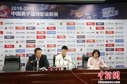八一南昌队主教练王治郅在赛后新闻发布上介绍比赛相关情况。　姜涛 摄
