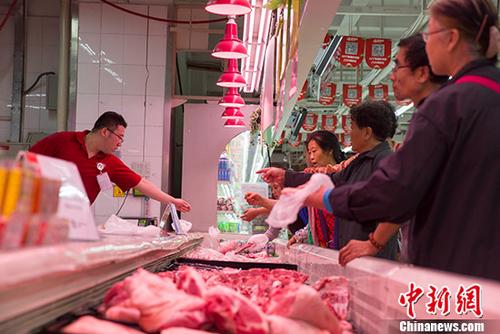 资料图：山西太原某超市民众购买猪肉。 <a target='_blank'  data-cke-saved-href='http://www.chinanews.com/' href='http://www.chinanews.com/'>中新社</a>记者 张云 摄