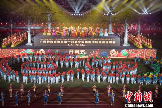 开幕式最后，演员摆出“60”字样，寓意广西壮族自治区今年成立60周年。　王以照 摄