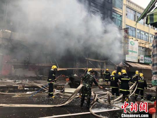 广西东兴一商场发生火灾被烧面积260多平方米