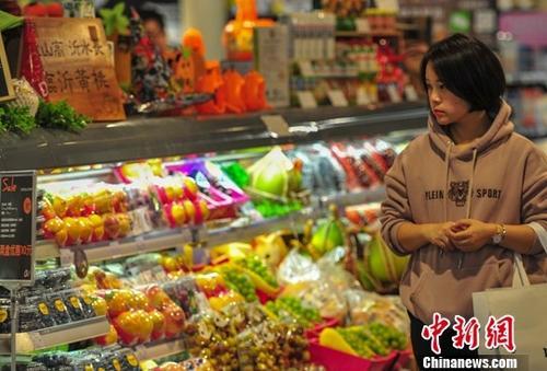 资料图：10月16日，一名消费者在超市选购商品。<a target='_blank'  data-cke-saved-href='http://www.chinanews.com/' href='http://www.chinanews.com/'>中新社</a>记者 于海洋 摄