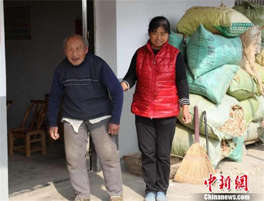 湖北京山一夫妻赡养孤寡老人28年