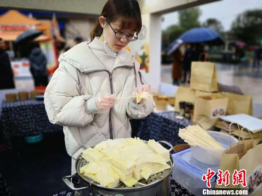 西安首届凉皮美食节开幕展示三秦饮食文化