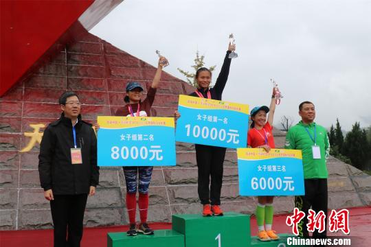 图为2018井冈山红色国际马拉松赛女子半程前三名。　周美燕 摄