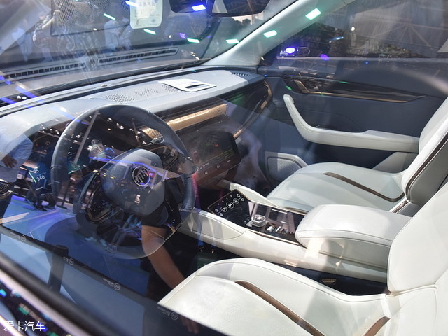 威马EX6定位为一款中型纯电动SUV，外观方面，新车的前格栅采用了电动车一贯的封闭式设计，前脸采用多线条进行勾勒，使其看起来更具层次感。新车的大灯造型非常犀利，并搭配LED日间行车灯，同时大尺寸散热口也为前脸增加了不少运动气息。
