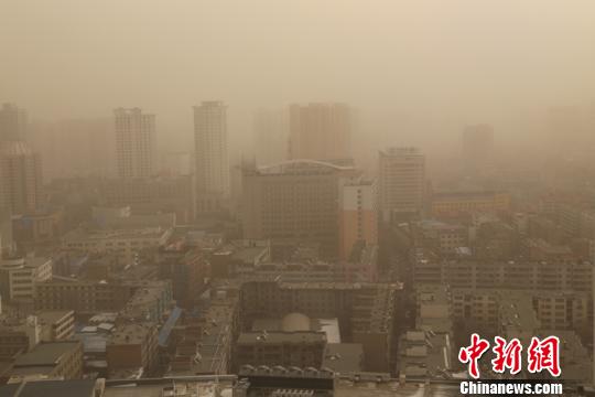 受浮尘天气影响，西宁市能见度仅3公里。　马铭言 摄