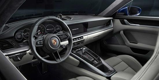 保时捷911混动版车型将会基于全新992代车型打造，外观设计上将会采用与全新Carrera S和Carrera 4S相同设计理念。不过，与现有的Cayenne E-Hybrid、Panamera E-Hybrid不同的是，保时捷911混动版车型会更加注重性能方面，所以不会采用插电式混合动力形式。