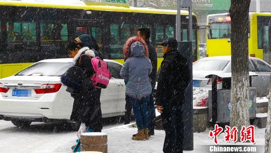 乌鲁木齐降雪航班延误滞留旅客3700余人（图）