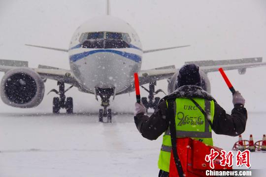 4日，乌鲁木齐国际机场迎来降雪。　郭一彤 摄