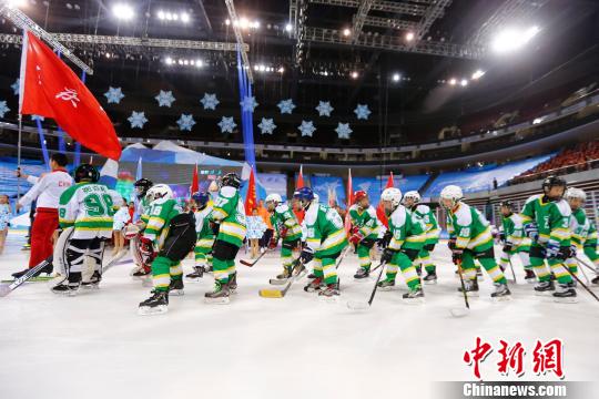 12月5日，北京市第一届冬季运动会在五棵松体育馆开幕。图为运动员入场。(完) 富田 摄