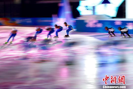 12月15日，北京市第三届中小学生冬季运动会正式开幕。图为北京市中小学生参加冰雪运动展演。　富田 摄