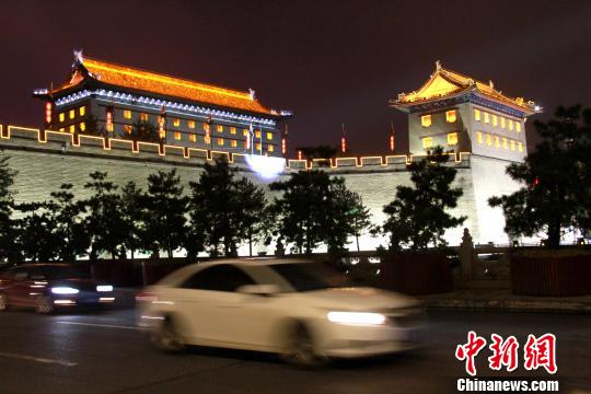 资料图：图为西安明城墙夜景。　张一辰 摄