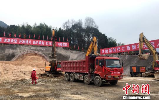 12月25日，昌景黄铁路江西段先行在景德镇浮梁县境内开工。　吴志鹏 摄