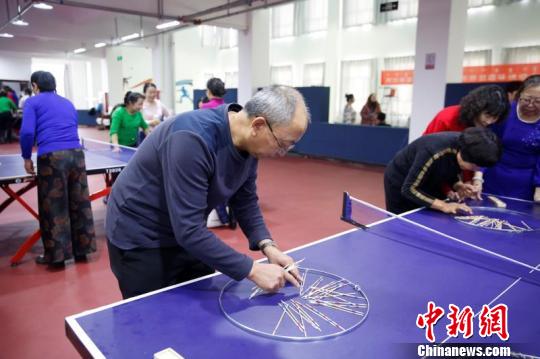 内蒙古一老年大学办趣味运动会用老游戏“创造年龄”