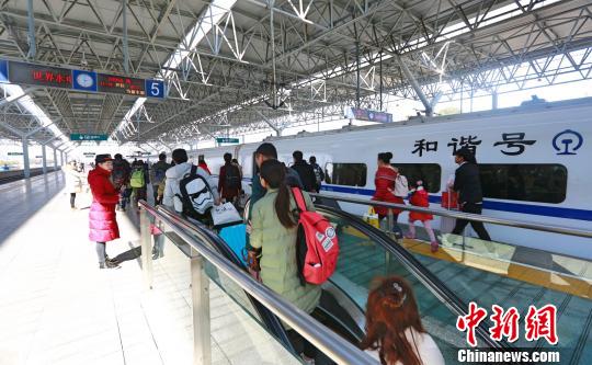 宜昌车务段春运预计发送旅客244余万人 何强 摄