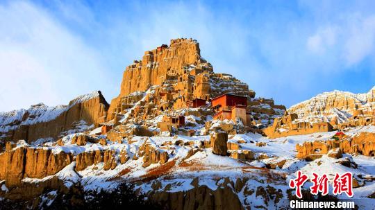 西藏阿里地区独特的自然风光及具有深厚文化底蕴和举世闻名的人文景观，吸引着越来越多的游客走进阿里。2018年，该地区旅游收入首次突破了10亿元大关。资料图：阿里地区闻名于世的古格遗址。阿里地委宣传部供