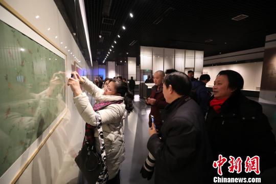 游客参观“文珍染翰——故宫博物院藏文房用具暨徽州贡品展” 樊成柱 摄