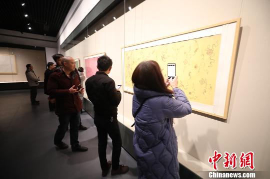 游客在参观展品 樊成柱 摄