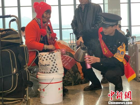 图为民警为旅客送上暖心热茶。福州铁路公安处供图
