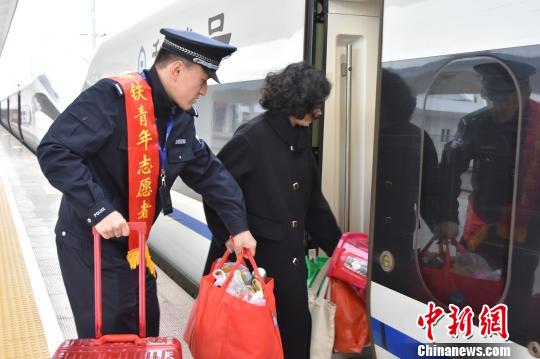 图为民警开展爱民便民服务。福州铁路公安处供图