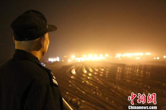 柳州南站编组站是广西最大的货运编组站，是广西铁路运输的“心脏”。　王以照 摄