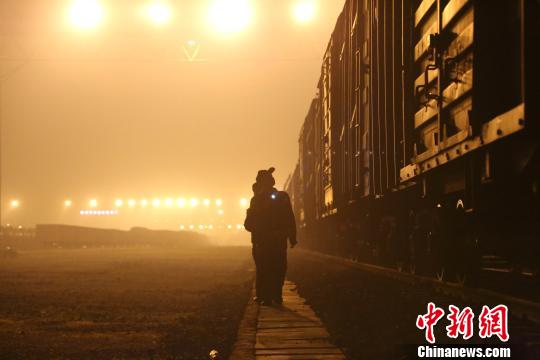 唐楚伟在夜间用手电筒检查车厢情况。 王荣鑫 摄
