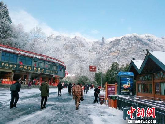 武当山雪景 彭涛 摄