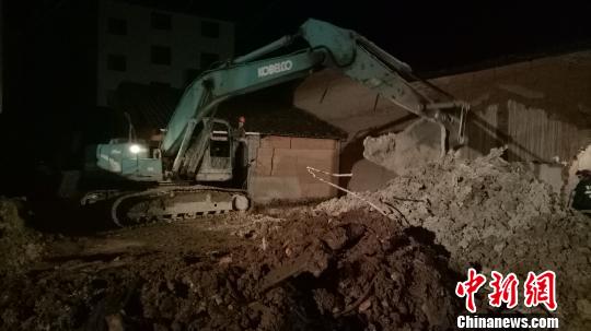 村民清淤被困8米深井福建展开20小时“生死大营救”