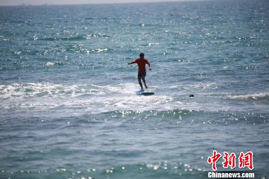 选手在日月湾冲浪。　万宁市委宣传部供图 摄