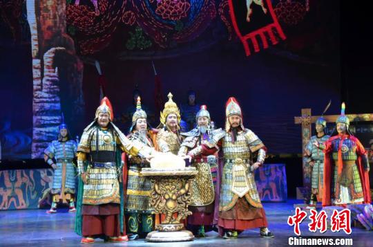 资料图为青海黄南藏戏《松赞干布》演出剧照。　钟欣 摄