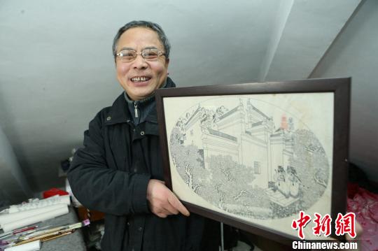 上海一名保安十余年潜心绘画长卷画作公开展出引关注