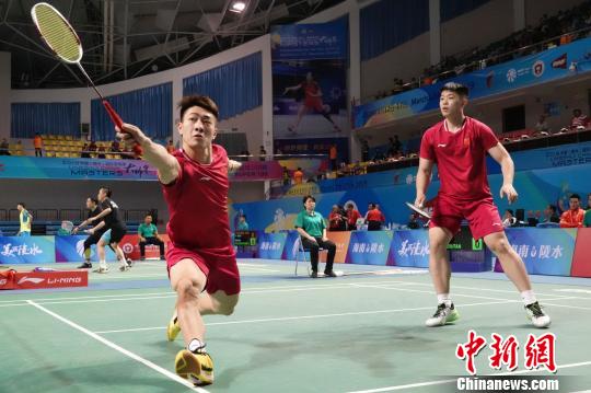 中国(陵水)国际羽毛球大师赛挥拍开打。　李秋溪 摄
