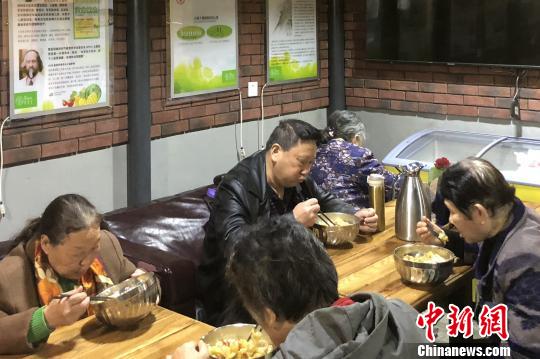 图为正在就餐的民众。 高铖 摄