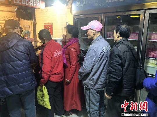 图为餐厅内排队打饭的民众。 高铖 摄