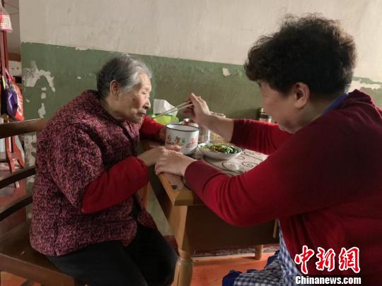 武汉一六旬阿姨义务照顾91岁独身邻居