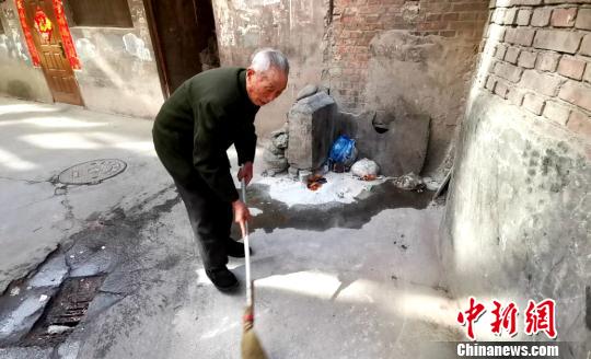 青海92岁老人义务清扫34年：要当好小区“物业管理员”