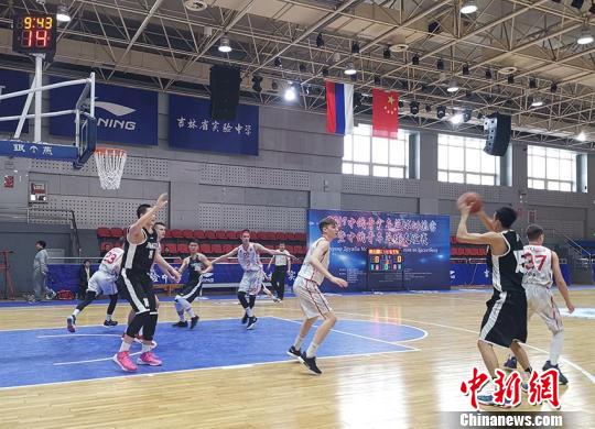 吉林省实验中学篮球队以75:52的比分赢得胜利 李明姝 摄