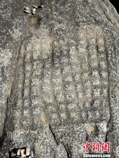 岩面整齐刻着2.5厘米的格子。　甘孜州文化广电旅游局提供 摄