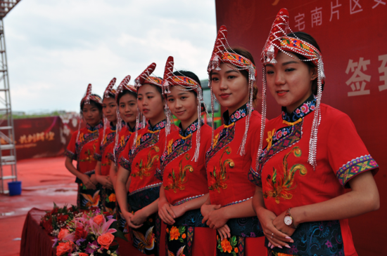 钟宅畲族姑娘穿上珍藏的民族服装庆祝安置房奠基